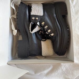 Marc Fisher Women’s Combat style lace up boots Size 8.5